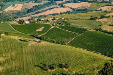 İtalya 'nın doğusunda yer alan Marş, Apennine dağları ile Adriyatik Denizi arasında yükselir..