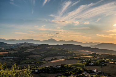 İtalya 'nın doğusunda yer alan Marş, Apennine dağları ile Adriyatik Denizi arasında yükselir..