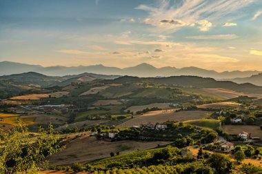 İtalya 'nın doğusunda yer alan Marş, Apennine dağları ile Adriyatik Denizi arasında yükselir..