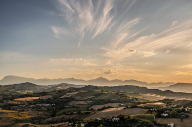 İtalya 'nın doğusunda yer alan Marş, Apennine dağları ile Adriyatik Denizi arasında yükselir..