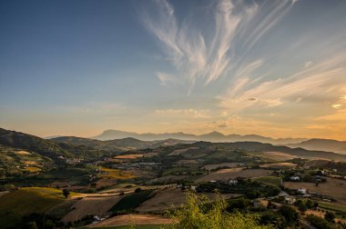İtalya 'nın doğusunda yer alan Marş, Apennine dağları ile Adriyatik Denizi arasında yükselir..