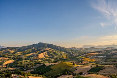 İtalya 'nın doğusunda yer alan Marş, Apennine dağları ile Adriyatik Denizi arasında yükselir..