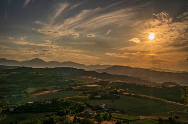 İtalya 'nın doğusunda yer alan Marş, Apennine dağları ile Adriyatik Denizi arasında yükselir..