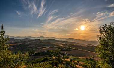 İtalya 'nın doğusunda yer alan Marş, Apennine dağları ile Adriyatik Denizi arasında yükselir..