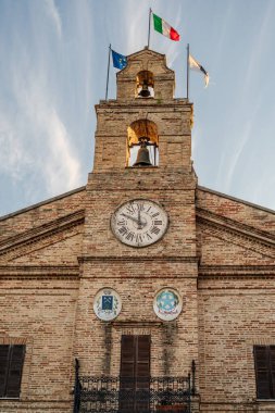 Montedinove, Ascoli Piceno eyaletine bağlı bir belediyedir. Kasaba, Aso ve Tesino vadileri arasındaki deniz seviyesinden 561 metre yukarıda, Ascensione Dağı yamaçlarında yer almaktadır..