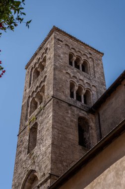 Kilise 1015 yılında zaten vardı. Bunun kanıtı, Roma çan kulesinin altındaki yuvarlak kemer ve mevcut binanın yan tarafındaki bazı pencerelerdir..