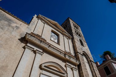 Kilise 1015 yılında zaten vardı. Bunun kanıtı, Roma çan kulesinin altındaki yuvarlak kemer ve mevcut binanın yan tarafındaki bazı pencerelerdir..