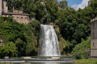 Cascata Grande, Liri Nehri 'nin sol kolu tarafından kurulmuştur ve yaklaşık 27 metre yüksekliğindedir: İtalya ve Avrupa' da eşi benzeri olmayan bir şehrin tarihi merkezinde bulunan birkaç şelaleden biridir.