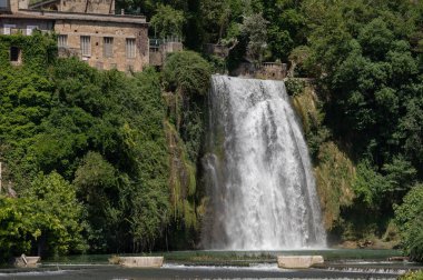 Cascata Grande, Liri Nehri 'nin sol kolu tarafından kurulmuştur ve yaklaşık 27 metre yüksekliğindedir: İtalya ve Avrupa' da eşi benzeri olmayan bir şehrin tarihi merkezinde bulunan birkaç şelaleden biridir.
