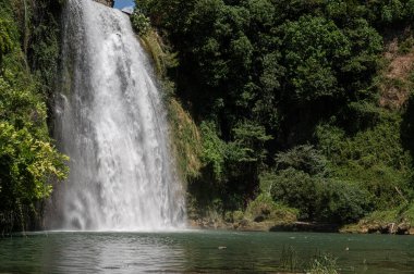 Cascata Grande, Liri Nehri 'nin sol kolu tarafından kurulmuştur ve yaklaşık 27 metre yüksekliğindedir: İtalya ve Avrupa' da eşi benzeri olmayan bir şehrin tarihi merkezinde bulunan birkaç şelaleden biridir.