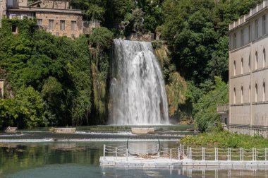 Cascata Grande, Liri Nehri 'nin sol kolu tarafından kurulmuştur ve yaklaşık 27 metre yüksekliğindedir: İtalya ve Avrupa' da eşi benzeri olmayan bir şehrin tarihi merkezinde bulunan birkaç şelaleden biridir.