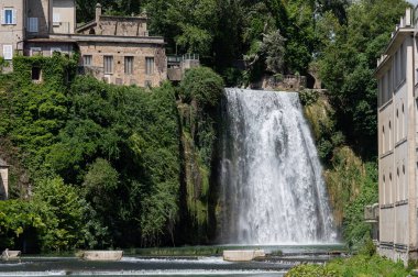 Cascata Grande, Liri Nehri 'nin sol kolu tarafından kurulmuştur ve yaklaşık 27 metre yüksekliğindedir: İtalya ve Avrupa' da eşi benzeri olmayan bir şehrin tarihi merkezinde bulunan birkaç şelaleden biridir.