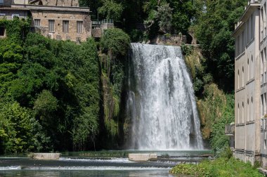 Cascata Grande, Liri Nehri 'nin sol kolu tarafından kurulmuştur ve yaklaşık 27 metre yüksekliğindedir: İtalya ve Avrupa' da eşi benzeri olmayan bir şehrin tarihi merkezinde bulunan birkaç şelaleden biridir.