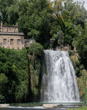 Cascata Grande, Liri Nehri 'nin sol kolu tarafından kurulmuştur ve yaklaşık 27 metre yüksekliğindedir: İtalya ve Avrupa' da eşi benzeri olmayan bir şehrin tarihi merkezinde bulunan birkaç şelaleden biridir.