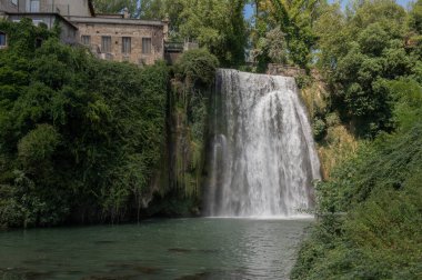 Cascata Grande, Liri Nehri 'nin sol kolu tarafından kurulmuştur ve yaklaşık 27 metre yüksekliğindedir: İtalya ve Avrupa' da eşi benzeri olmayan bir şehrin tarihi merkezinde bulunan birkaç şelaleden biridir.