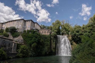 Cascata Grande, Liri Nehri 'nin sol kolu tarafından kurulmuştur ve yaklaşık 27 metre yüksekliğindedir: İtalya ve Avrupa' da eşi benzeri olmayan bir şehrin tarihi merkezinde bulunan birkaç şelaleden biridir.