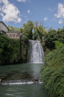 Cascata Grande, Liri Nehri 'nin sol kolu tarafından kurulmuştur ve yaklaşık 27 metre yüksekliğindedir: İtalya ve Avrupa' da eşi benzeri olmayan bir şehrin tarihi merkezinde bulunan birkaç şelaleden biridir.