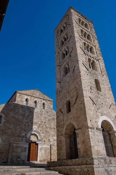 Santa Maria Annunziata Katedrali, Anagni Piskoposluğu 'nun piskoposluk merkezi olan Anagni' de Katolik ibadetinin başlıca yeridir..