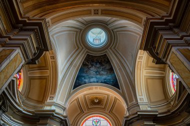 San Lorenzo Martire Kilisesi, San Lorenzo Meydanı 'ndaki tarihi merkezde bulunan şehrin ana kilisesidir. Isola del Liri 'nin en önemli anıtı. Fotoğraf 27 Temmuz 2025 'te çekildi..