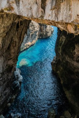 Grotta del Turco olarak adlandırılır, tıpkı dokuzuncu yüzyılda Sarazenlerin gemilerinin bu stratejik yarıklara sığınarak transit gemilere saldırıp onları yağmaladıkları gibi..