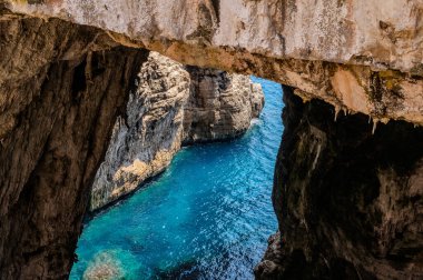 Grotta del Turco olarak adlandırılır, tıpkı dokuzuncu yüzyılda Sarazenlerin gemilerinin bu stratejik yarıklara sığınarak transit gemilere saldırıp onları yağmaladıkları gibi..