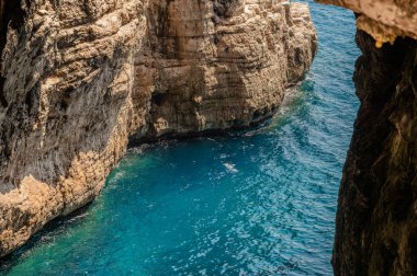 Grotta del Turco olarak adlandırılır, tıpkı dokuzuncu yüzyılda Sarazenlerin gemilerinin bu stratejik yarıklara sığınarak transit gemilere saldırıp onları yağmaladıkları gibi..