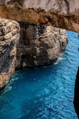 Grotta del Turco olarak adlandırılır, tıpkı dokuzuncu yüzyılda Sarazenlerin gemilerinin bu stratejik yarıklara sığınarak transit gemilere saldırıp onları yağmaladıkları gibi..