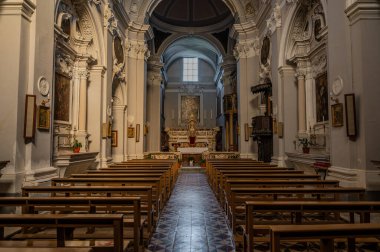 Saint Francesco Kilisesi, 1256 yılında inşa edilmiş ve 1267.00 yılında tamamlanmıştır. Solda ise 1450 yılında inşa edilmiş Aziz Antonio şapeli bulunmaktadır..