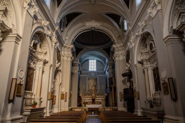 Saint Francesco Kilisesi, 1256 yılında inşa edilmiş ve 1267.00 yılında tamamlanmıştır. Solda ise 1450 yılında inşa edilmiş Aziz Antonio şapeli bulunmaktadır..