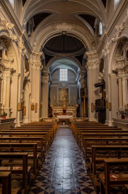 Saint Francesco Kilisesi, 1256 yılında inşa edilmiş ve 1267.00 yılında tamamlanmıştır. Solda ise 1450 yılında inşa edilmiş Aziz Antonio şapeli bulunmaktadır..