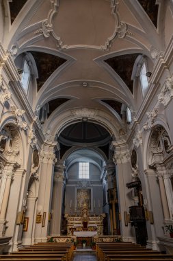 Saint Francesco Kilisesi, 1256 yılında inşa edilmiş ve 1267.00 yılında tamamlanmıştır. Solda ise 1450 yılında inşa edilmiş Aziz Antonio şapeli bulunmaktadır..