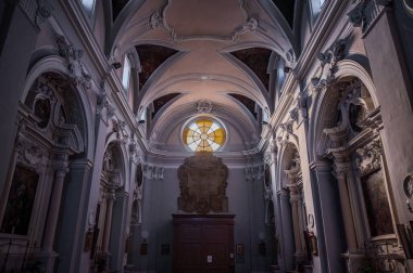 Saint Francesco Kilisesi, 1256 yılında inşa edilmiş ve 1267.00 yılında tamamlanmıştır. Solda ise 1450 yılında inşa edilmiş Aziz Antonio şapeli bulunmaktadır..