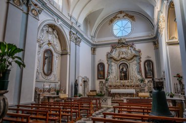 Saint Francesco Kilisesi, 1256 yılında inşa edilmiş ve 1267.00 yılında tamamlanmıştır. Solda ise 1450 yılında inşa edilmiş Aziz Antonio şapeli bulunmaktadır..