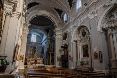 Saint Francesco Kilisesi, 1256 yılında inşa edilmiş ve 1267.00 yılında tamamlanmıştır. Solda ise 1450 yılında inşa edilmiş Aziz Antonio şapeli bulunmaktadır..