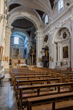 Saint Francesco Kilisesi, 1256 yılında inşa edilmiş ve 1267.00 yılında tamamlanmıştır. Solda ise 1450 yılında inşa edilmiş Aziz Antonio şapeli bulunmaktadır..