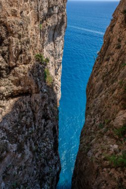 Gaeta 'da yer alan büyülü bir yerdir ve her yıl binlerce ziyaretçi bu üç çatlaktan etkilenir..