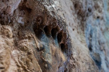 Gaeta 'da yer alan büyülü bir yerdir ve her yıl binlerce ziyaretçi bu üç çatlaktan etkilenir..