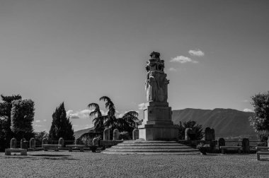 Anagni Savaş Anıtı, görkemli ve panoramik Piazza Cavour 'da, basamaklara ve her açıdan görülebilen altta yatan Anma Parkı' nda yer almaktadır..