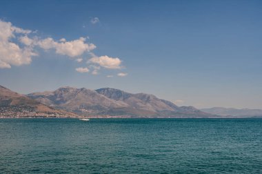 Gaeta Körfezi merkezi Tyrhenian Denizi 'nde yer almaktadır ve kuzeybatıda Circeo ile güneyde Cape Miseno arasında yer almaktadır..