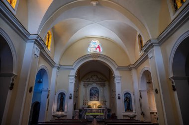 SS 'lerin Sığınağı. Trinit 11. yüzyılda Monte dOrlando 'nun yamacında Benediktinli keşişler tarafından inşa edildi. Ama kompleksin mevcut yapısı 17. yüzyılın sonuna kadar uzanıyor.