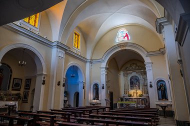 SS 'lerin Sığınağı. Trinit 11. yüzyılda Monte dOrlando 'nun yamacında Benediktinli keşişler tarafından inşa edildi. Ama kompleksin mevcut yapısı 17. yüzyılın sonuna kadar uzanıyor.