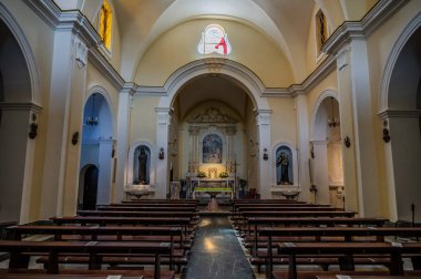 SS 'lerin Sığınağı. Trinit 11. yüzyılda Monte dOrlando 'nun yamacında Benediktinli keşişler tarafından inşa edildi. Ama kompleksin mevcut yapısı 17. yüzyılın sonuna kadar uzanıyor.