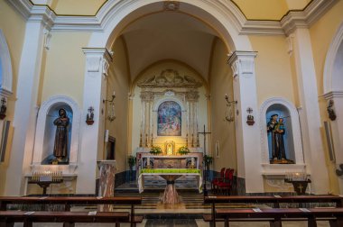 SS 'lerin Sığınağı. Trinit 11. yüzyılda Monte dOrlando 'nun yamacında Benediktinli keşişler tarafından inşa edildi. Ama kompleksin mevcut yapısı 17. yüzyılın sonuna kadar uzanıyor.