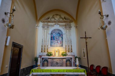 SS 'lerin Sığınağı. Trinit 11. yüzyılda Monte dOrlando 'nun yamacında Benediktinli keşişler tarafından inşa edildi. Ama kompleksin mevcut yapısı 17. yüzyılın sonuna kadar uzanıyor.