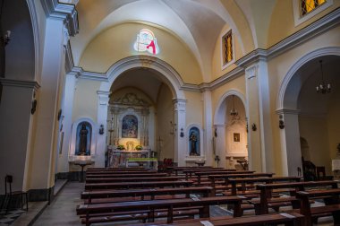 SS 'lerin Sığınağı. Trinit 11. yüzyılda Monte dOrlando 'nun yamacında Benediktinli keşişler tarafından inşa edildi. Ama kompleksin mevcut yapısı 17. yüzyılın sonuna kadar uzanıyor.