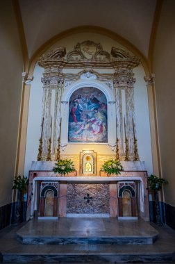 SS 'lerin Sığınağı. Trinit 11. yüzyılda Monte dOrlando 'nun yamacında Benediktinli keşişler tarafından inşa edildi. Ama kompleksin mevcut yapısı 17. yüzyılın sonuna kadar uzanıyor.