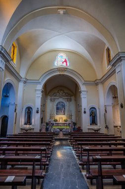 SS 'lerin Sığınağı. Trinit 11. yüzyılda Monte dOrlando 'nun yamacında Benediktinli keşişler tarafından inşa edildi. Ama kompleksin mevcut yapısı 17. yüzyılın sonuna kadar uzanıyor.