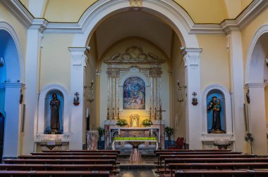 SS 'lerin Sığınağı. Trinit 11. yüzyılda Monte dOrlando 'nun yamacında Benediktinli keşişler tarafından inşa edildi. Ama kompleksin mevcut yapısı 17. yüzyılın sonuna kadar uzanıyor.
