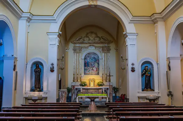 SS 'lerin Sığınağı. Trinit 11. yüzyılda Monte dOrlando 'nun yamacında Benediktinli keşişler tarafından inşa edildi. Ama kompleksin mevcut yapısı 17. yüzyılın sonuna kadar uzanıyor.