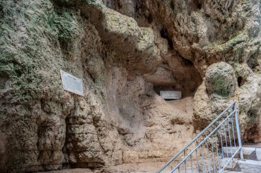 Gaeta 'da yer alan büyülü bir yerdir ve her yıl binlerce ziyaretçi bu üç çatlaktan etkilenir..